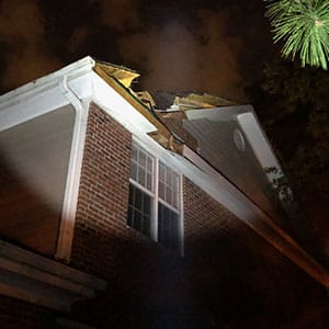 Roof repair - Inspecting damage
